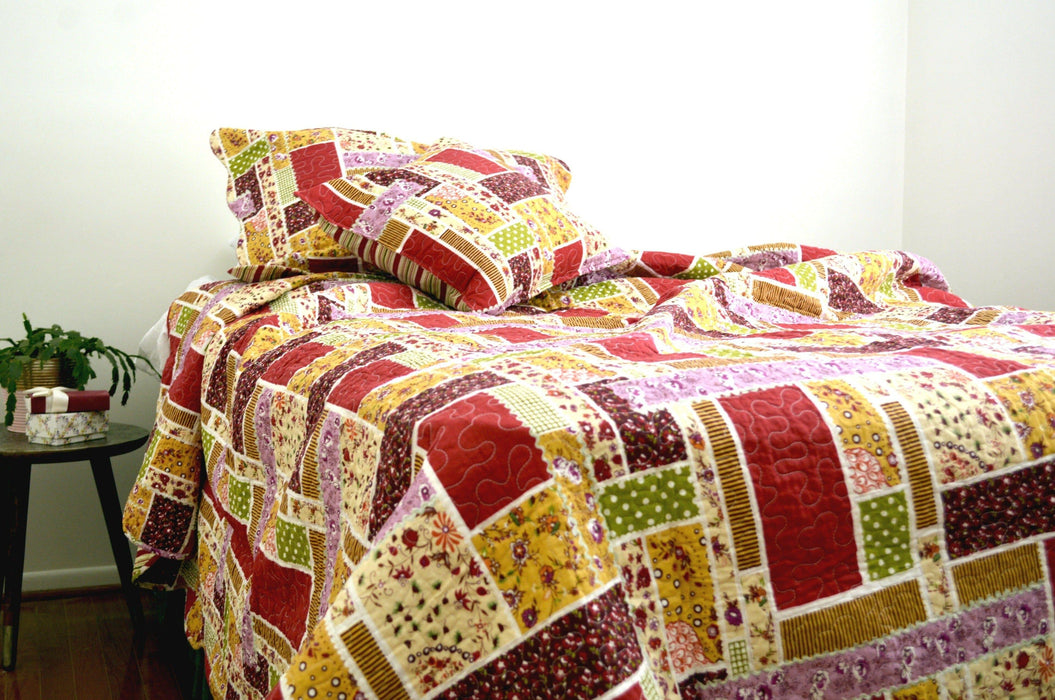 DaDa Bedding Cottage Red Floral Garden Scalloped Cotton Patchwork Quilted Bedspread Set (DXJ103269) - DaDa Bedding Collection