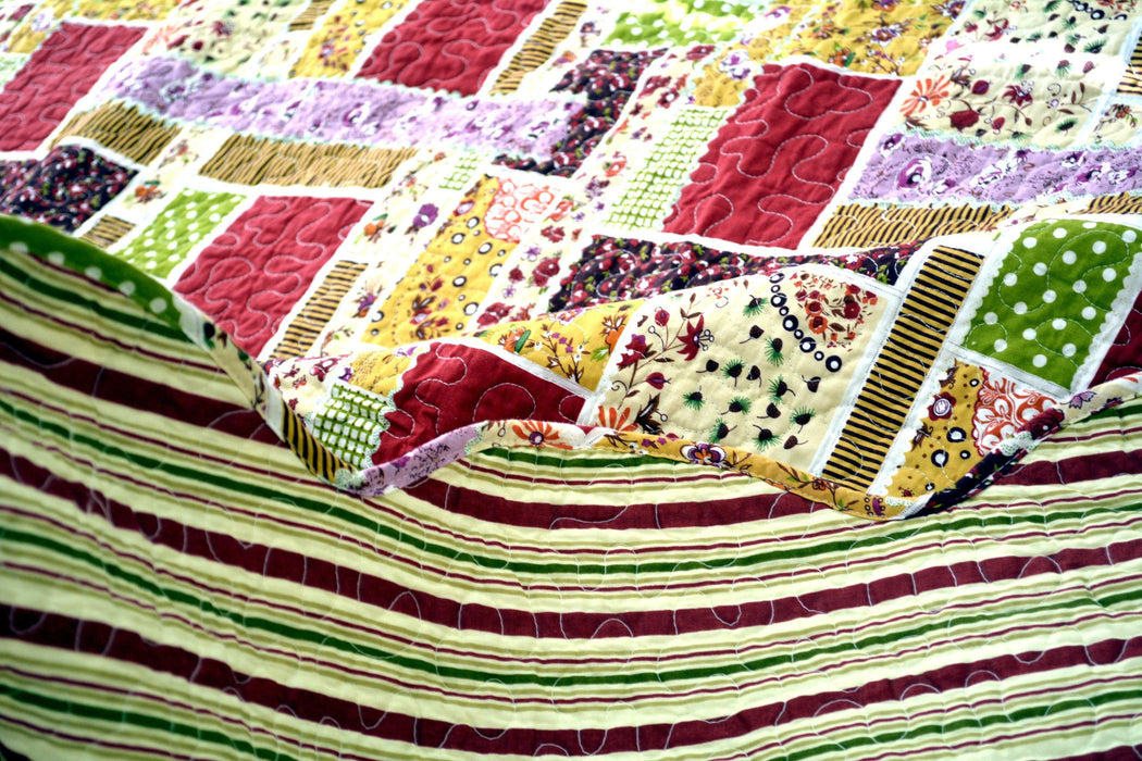 DaDa Bedding Cottage Red Floral Garden Scalloped Cotton Patchwork Quilted Bedspread Set (DXJ103269) - DaDa Bedding Collection