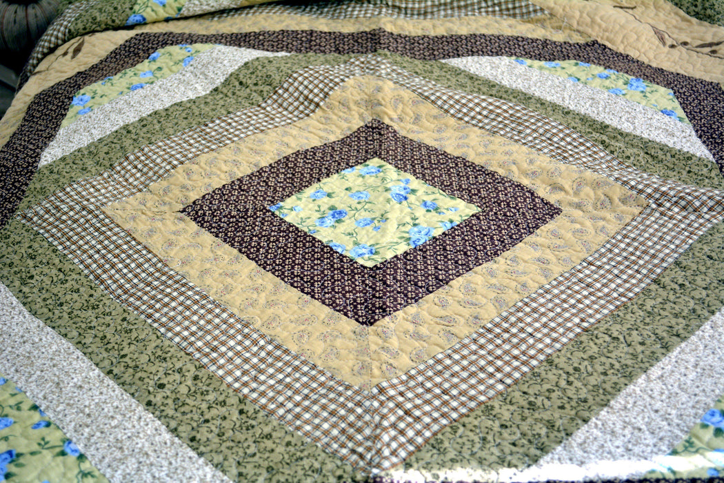 DaDa Bedding Evergreen Garden Floral Patchwork Quilted Bedspread Set, Twin, 3-PCS (DXJ101080-1) - DaDa Bedding Collection