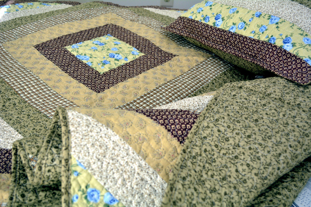DaDa Bedding Evergreen Garden Floral Patchwork Quilted Bedspread Set, Twin, 3-PCS (DXJ101080-1) - DaDa Bedding Collection
