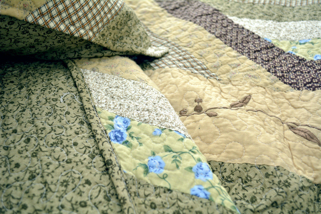 DaDa Bedding Evergreen Garden Floral Patchwork Quilted Bedspread Set, Twin, 3-PCS (DXJ101080-1) - DaDa Bedding Collection
